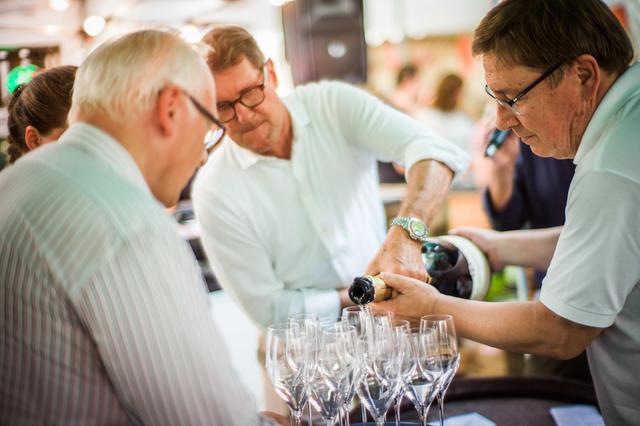 Fröhlich eingeschenkt? Eher konzentriert. | Foto: Christian Gaier