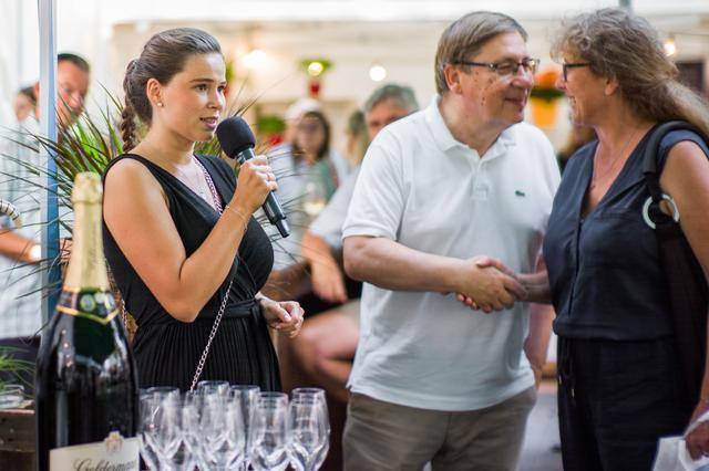 Tamara Fränzle, Kandidatin für die Wahl zur Pfälzischen Weinkönigin, begrüßte auf gewohnt charmante Weise die Gäste. Rechts Lothar Quast und Ingrid Schneemann. | Foto: Christian Gaier
