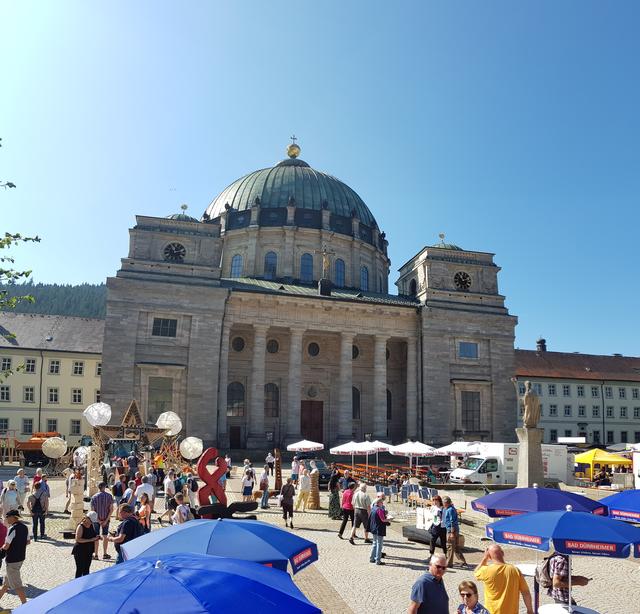 Der Platz ist gerichtet - am Sonntag werden die Kunstwerke versteigert  | Foto: jow
