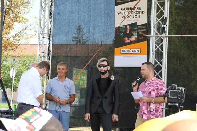 Harald Glööckler kam nicht nur als Gast, er war offizieller Zeuge des Weltrekordversuchs. | Foto: Gisela Böhmer