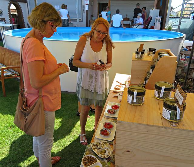 Cristal M. Klemens beim Kundengespräch | Foto: Brigitte Melder