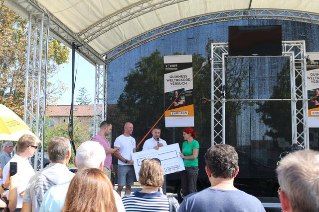 800 Klimmzüge, das entsprach 1.600 Euro für den Frankenthaler Tierschutzverein. Möbel Ehrmann Gilb und TonusSportclub legten noch mal 200 Euro drauf... | Foto: Gisela Böhmer