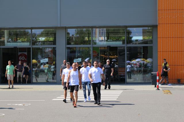 Günther Dreher und sein Team auf dem Weg zum Reck | Foto: Gisela Böhmer