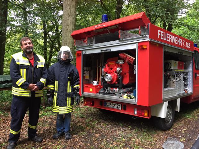 Mit dem Feuerwehrauto unterwegs: Die Freiwillige Feuerwehr Reipoltskirchen macht's möglich.