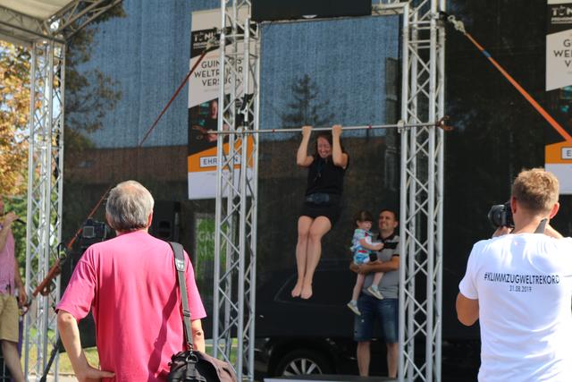 Jeder durfte Klimmzüge im Vorprogramm zum Weltrekordversuch machen. Mit jedem Klimmzug gab es 2 Euro für den Tierschutzverein | Foto: Gisela Böhmer