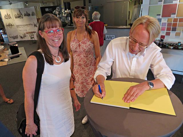 Autogrammstunde vom Fotografen für Fotografin Maike Müller | Foto: Brigitte Melder