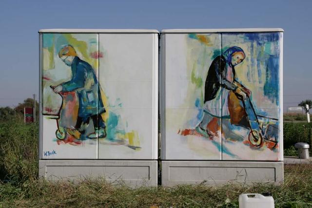 Kunst im öffentlichen Raum: Wolfgang Beck hat in Weingarten die Stromkästen verschönert. Auf ihnen sind jetzt die alten Frauen von Weingarten verewigt. | Foto: privat