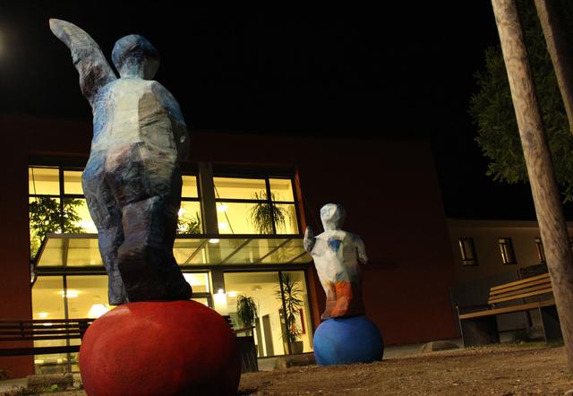 "Balanceakt des Lebens" nennt Wolfgang Beck diese beiden bemalten Aluminiumfiguren im Garten der Psychiatrie in Klingenmünster. | Foto: privat