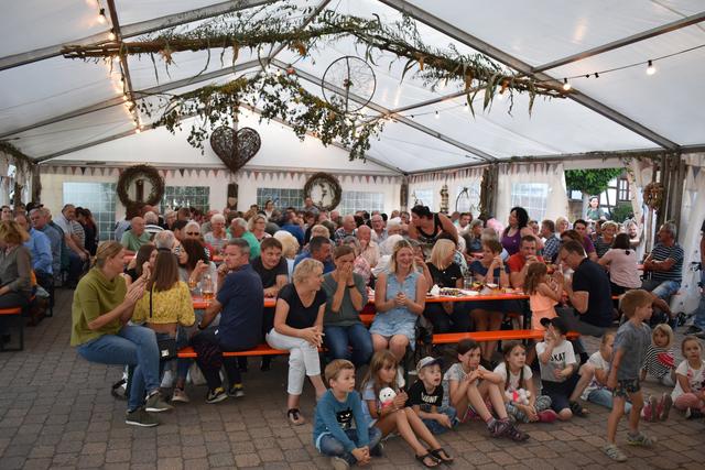 Bis auf dne letzten Platz besetz war das Festzelt der Feuerwehr zum Abshcluss am Dienstagabend. | Foto: ps