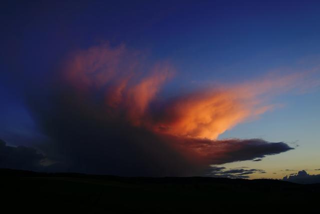 Blaue Stunde mit von der untergegangenen Sonne illuminierten Gewitterwolke
Aufgenommen bei Lohnsfeld | Foto: Stephen Wüstenberg Photographie - Wartenberg-Rohrbach