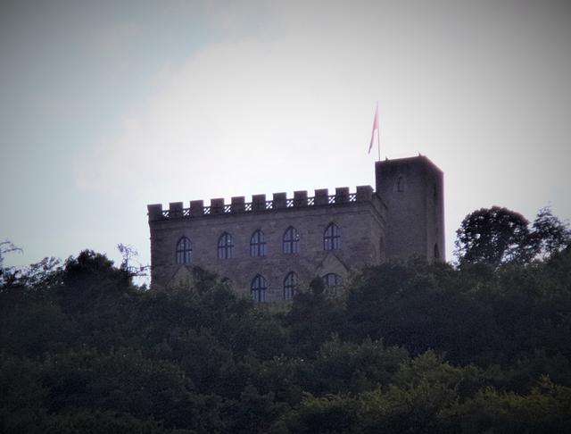 Das Hambacher Schloss im Spätsommer