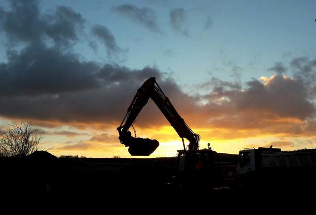 Bagger bei Sonnenuntergang im September beim Bau der Umgehungsstraße West in Kirchheim an der Weinstr.