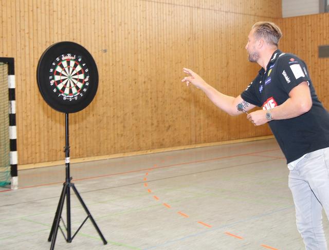 Oliver Roggisch zielt und wirft - mit Feingefühl | Foto: Heike Schwitalla