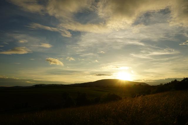 Sonnenuntergang über dem Donnersberg
Aufgenommen bei Dreisen | Foto: Stephen Wüstenberg Photographie - Wartenberg-Rohrbach