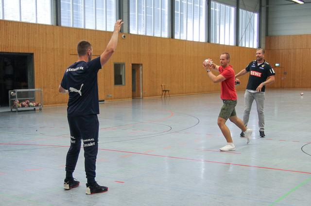 Max Hopp gehen Andreas Palicka - unter den kritischen Augen von Oliver Roggisch | Foto: Heike Schwitalla