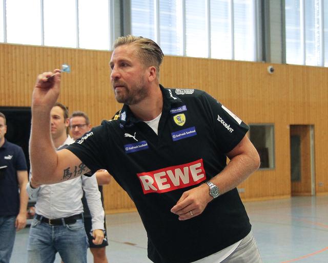 Oliver Roggisch zielt und wirft - mit Feingefühl | Foto: Heike Schwitalla