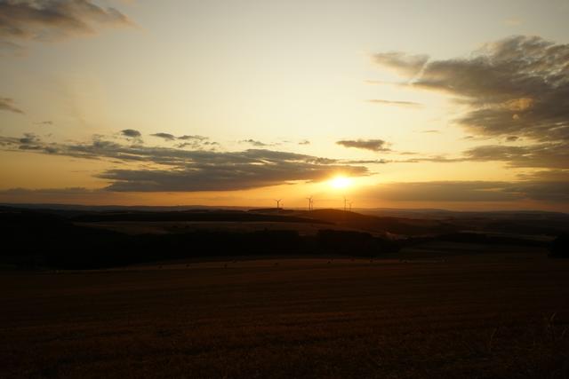 Sommerlicher Sonnenuntergang
Aufgenommen bei Schönborn | Foto: Stephen Wüstenberg Photographie - Wartenberg-Rohrbach