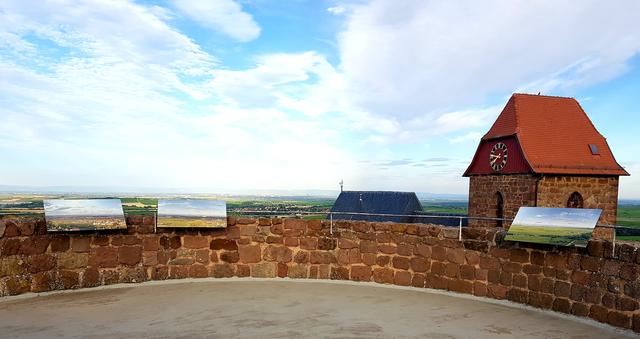 Rundumblick von der Neuleininger Burg aus im Juli 2019