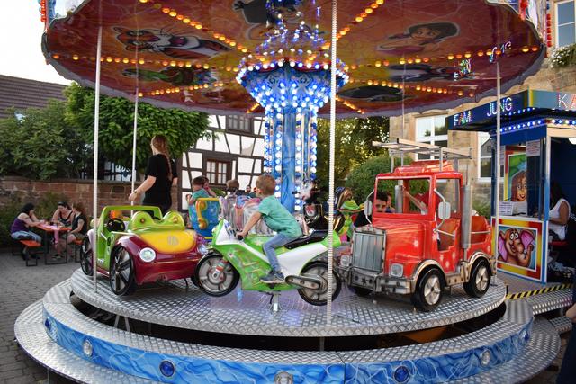 Da neue Fahrgeschäft auf dem ehemaligen Schulhof wurde von den Kindern lebhaft in Bschlag genommen. | Foto: ps