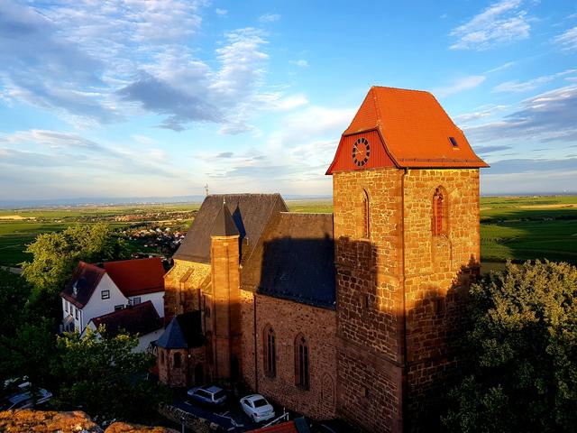 Blick von der Neuleininger Burg aus im Juli 2019