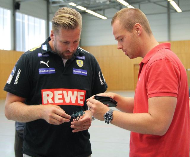 Experten unter sich: Vor dem Dart-Spiel holte sich Oliver Roggisch Tipps vom Dart-Profi Max Hopp | Foto: Heike Schwitalla