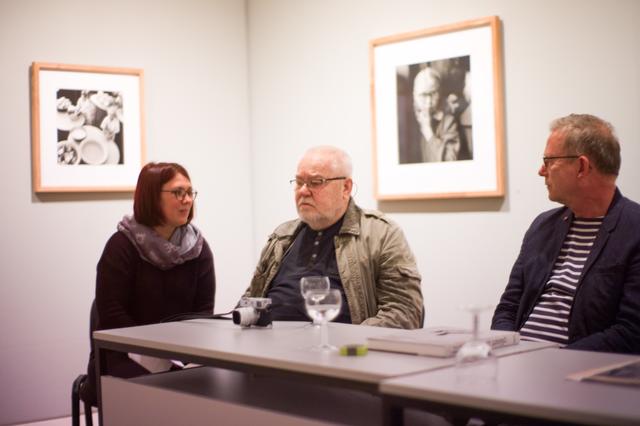 Der Fotograf Antanas Sutkus (Mitte), seine Dolmetscherein und Thomas Schirmböck,  Kurator der Ausstellung und Leiter von ZEPHYR - Raum für Fotografie.  | Foto: Christian Gaier