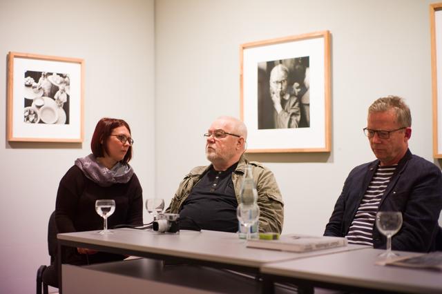 Der Fotograf Antanas Sutkus (Mitte), seine Dolmetscherein und Thomas Schirmböck,  Kurator der Ausstellung und Leiter von ZEPHYR - Raum für Fotografie.  | Foto: Christian Gaier