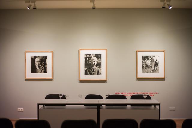 Das leere Podium und drei Fotografien von Antanas Sutkus.  | Foto: Christian Gaier