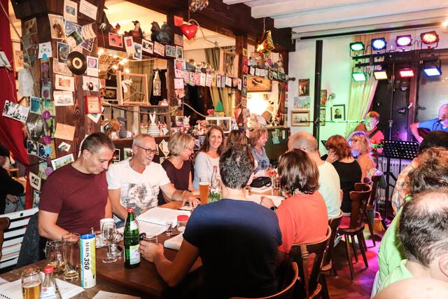 Volles Haus: die Rheinschänke am ersten Freitag im Monat | Foto: Bauer