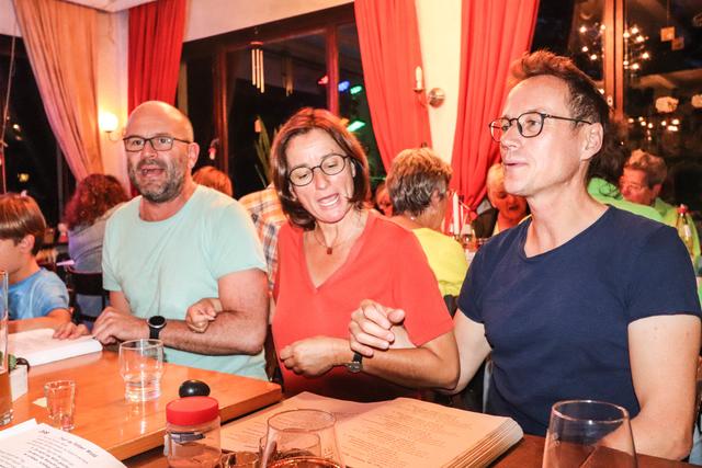 Nicht nur singen - auch schunkeln! | Foto: Bauer