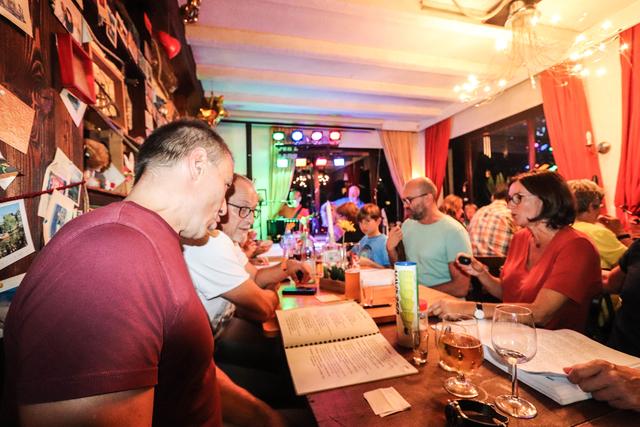 Einmal im Monat treffen sich Menschen aus der gesamten Region, um gemeinsam inbrünstig zu singen. | Foto: Bauer