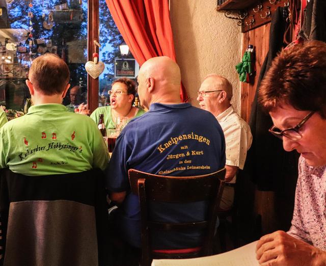 Kuhardter Hobbysänger treffen auf Leimersheimer Kneipensänger. | Foto: Bauer