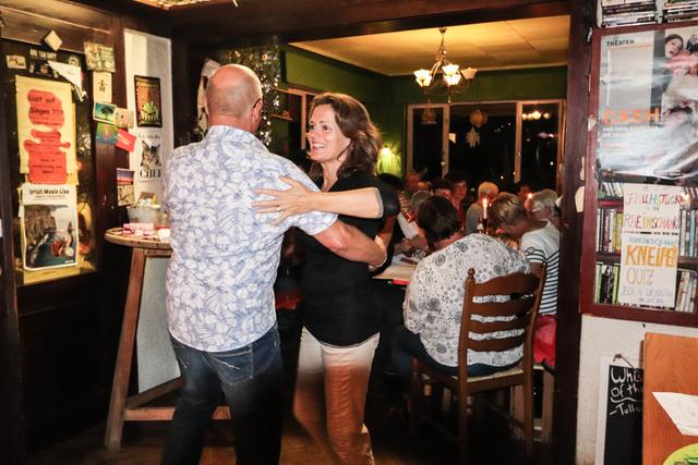 Der knappe Platz zwischen Eingangstür und Theke bietet sogar noch Raum zum Tanzen. | Foto: Bauer