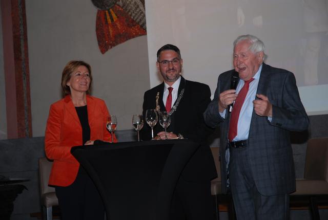 Hohe Prominenz in der Stiftskirche: Ministerpräsidentin Malu Dreyer und Ministerpräsident a. D. Dr. Bernhard Vogel im Gespräch mit Oberbürgermeister Marc Weigel. | Foto: Foto