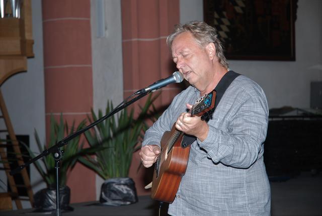 Ein Mann und seine Gitarre: Kulturamtsleiter Wolfgang Dinges. | Foto: Pacher