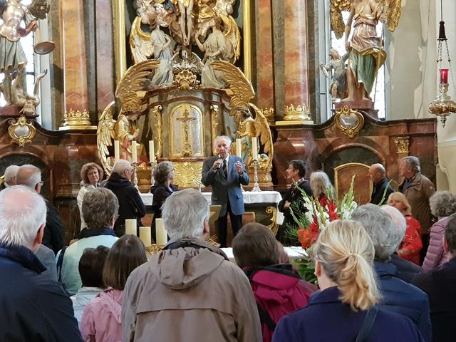 Im Chorraum erklärte Dr. Rudolf Schmich das Gewölbe und die Figuren rund um den Altar. | Foto: Nadia Ries (ris)