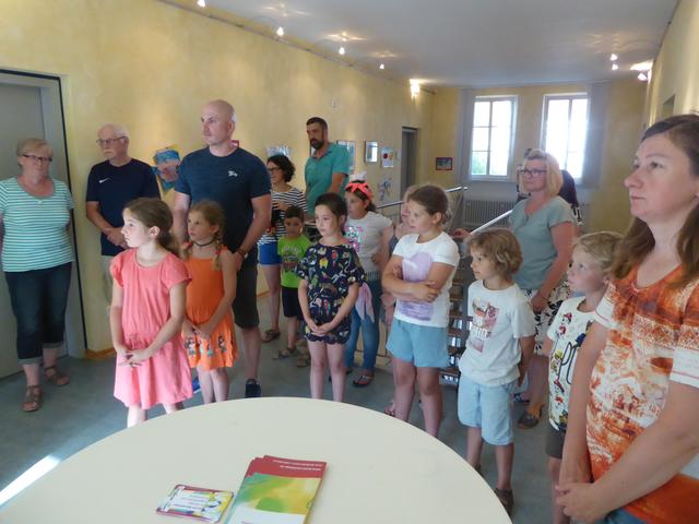 Gespannt lauschen Eltern und Kinder. | Foto: Gerhard Beil
