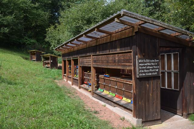25 Bienenvölker "wohnen" im Garten von Kurt Schneider.  | Foto: B.Bender