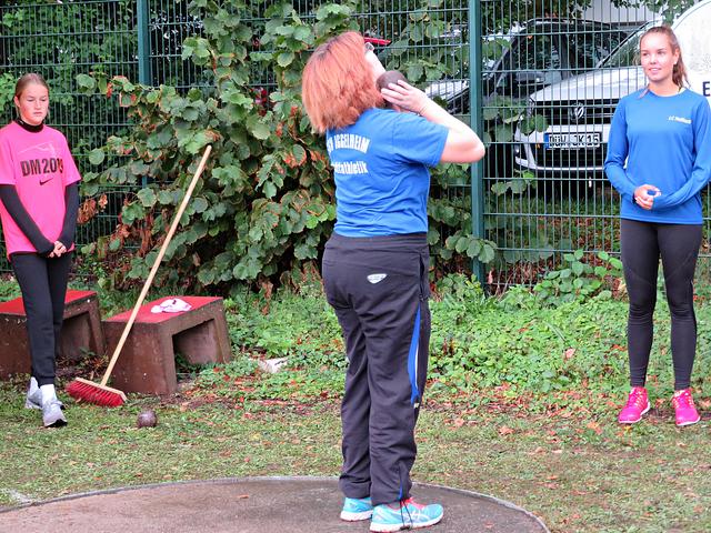 Claudia Wagner beim Kugelstoßen | Foto: Brigitte Melder