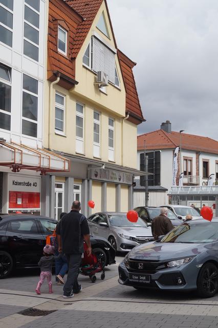 Die Autoschau informierte in der Poststraße und hinter der Stadthalle | Foto: Walter