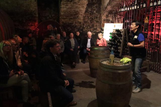 Am Samstagvormittag erfuhren die Gäste aus den Partnerstädten beim Besuch im Weingut Fitz-Ritter viel Interessantes über den Wein- und Sektausbau. | Foto: Franz Walter Mappes