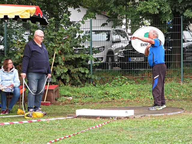 Hans Koob beim Kugelstoßen | Foto: Brigitte Melder