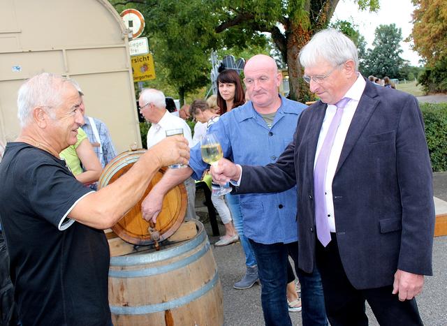 Bürgermeister Helmut Litty begrüßt die Gäste mit 100 Schoppen Freiwein.