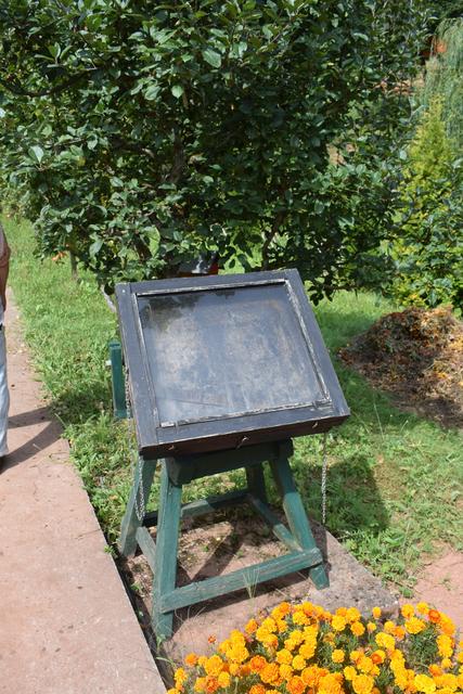 Selbst gebaute, drehbare Bienenwachsschmelzer.  | Foto: B.Bender