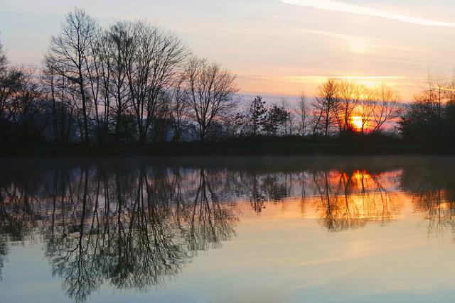 Anfang April
Sonnenaufgang am Wehlachweiher I, Haßloch;

