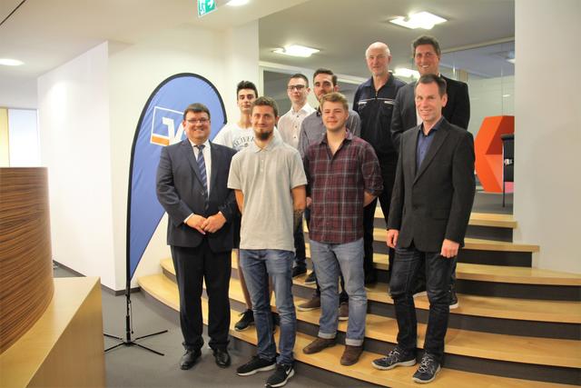 1. Reihe von links: Klaus Gehrmann (Volksbank-Prokurist), Felix Koch (Jung-Geselle), Moritz Bendl (Jung-Geselle), Ulrich Haßfeld (stellvertretender Innungsobermeister), 2. Reihe von links: Lars Knopf (Jung-Geselle), Pierre Rolli (Jung-Geselle), Simon Bischoff(Jung-Geselle), Thomas Schühly (Prüfungsausschuss-Vorsitzender), Thorsten Leicht (Innungsobermeister)