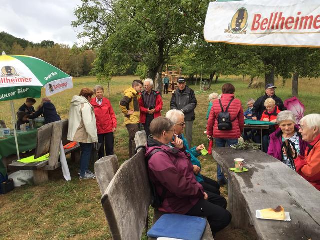 Kaffee und Kuchen, Brezeln und Kaltgetränken wurde zugesprochen | Foto: PWV Annweiler