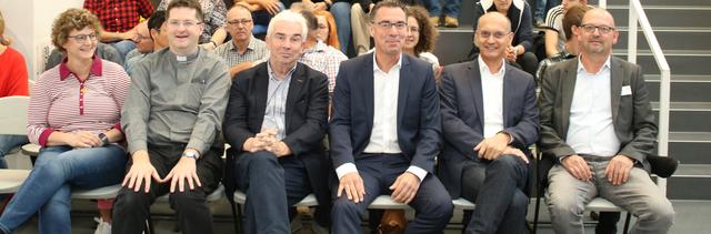 Alexandra Hirsch (Beigeordnete der Verbandsgemeinde Jockgrim), Pfarrer Marco Richtscheid, Ortsbürgermeister Gerhard Beil, Kreisbeigeordneter Christoph Buttweiler, Bürgermeister Karl Dieter Wünstel, Schulleiter Axel Weinstein (von links nach rechts) 
 | Foto: ps