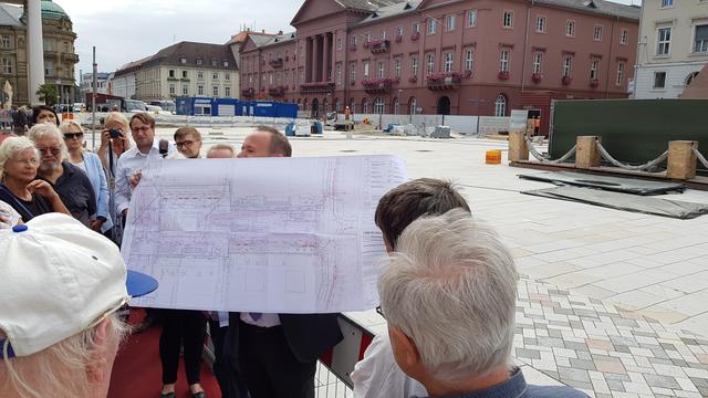 Baubürgermeister Daniel Fluhrer zeigt den Plan der Baumaßnahmen | Foto: jow