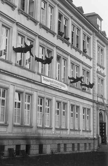 Übung der Feuerwehr am Rathaus am Exerzierplatz. Foto: Sammlung Stadtarchiv